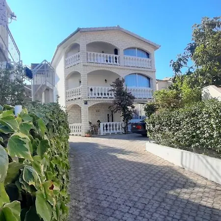 5, First Floor Apartman